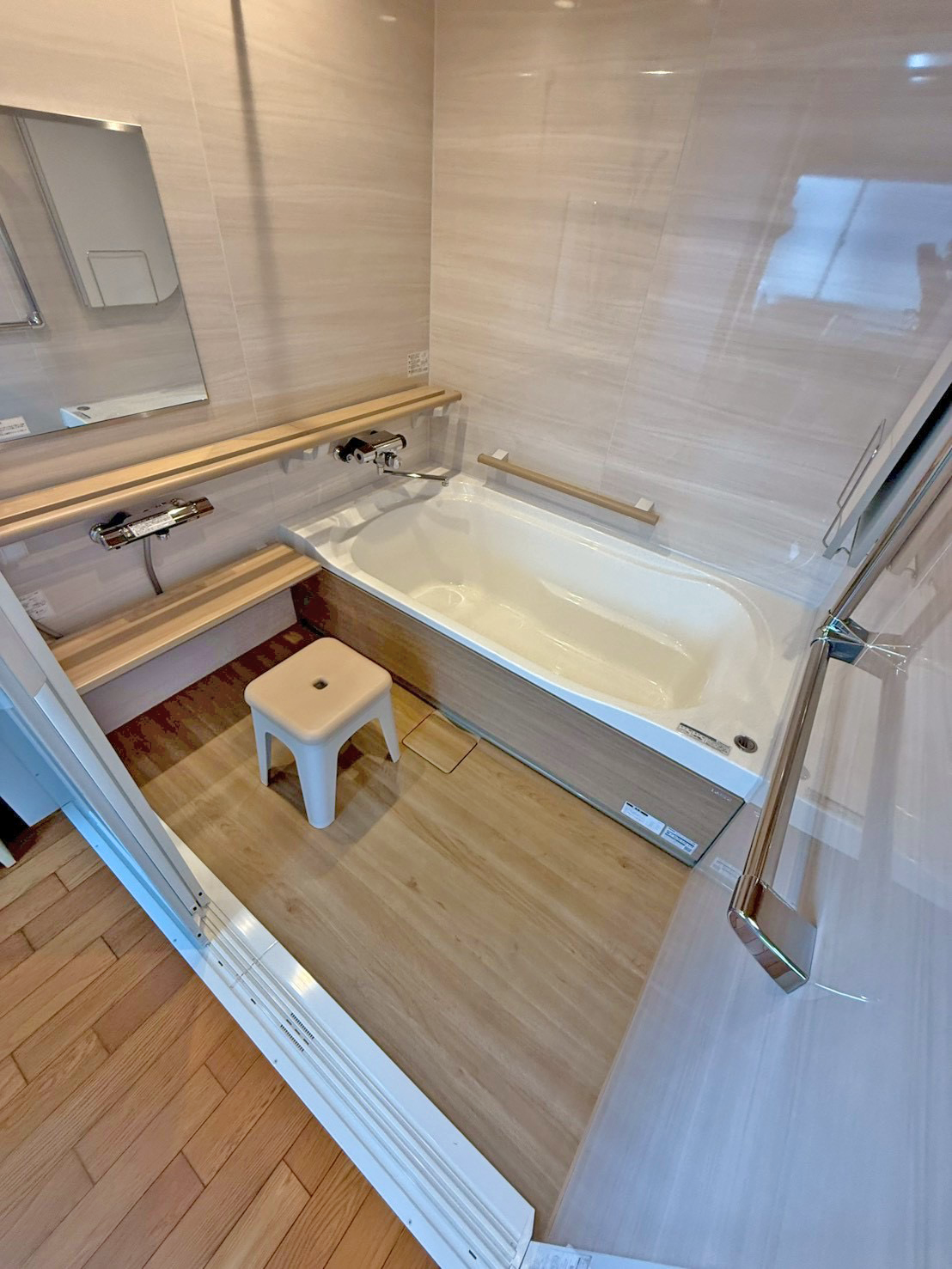 画像1：浴室・廊下の壁紙貼り替えリフォーム　伊予市N様邸