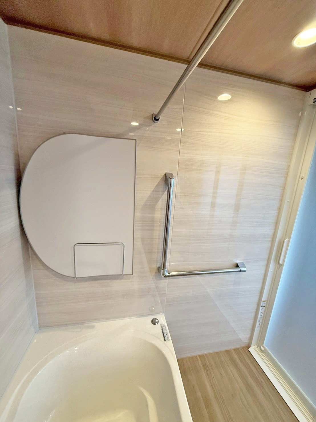 画像3：浴室・廊下の壁紙貼り替えリフォーム　伊予市N様邸