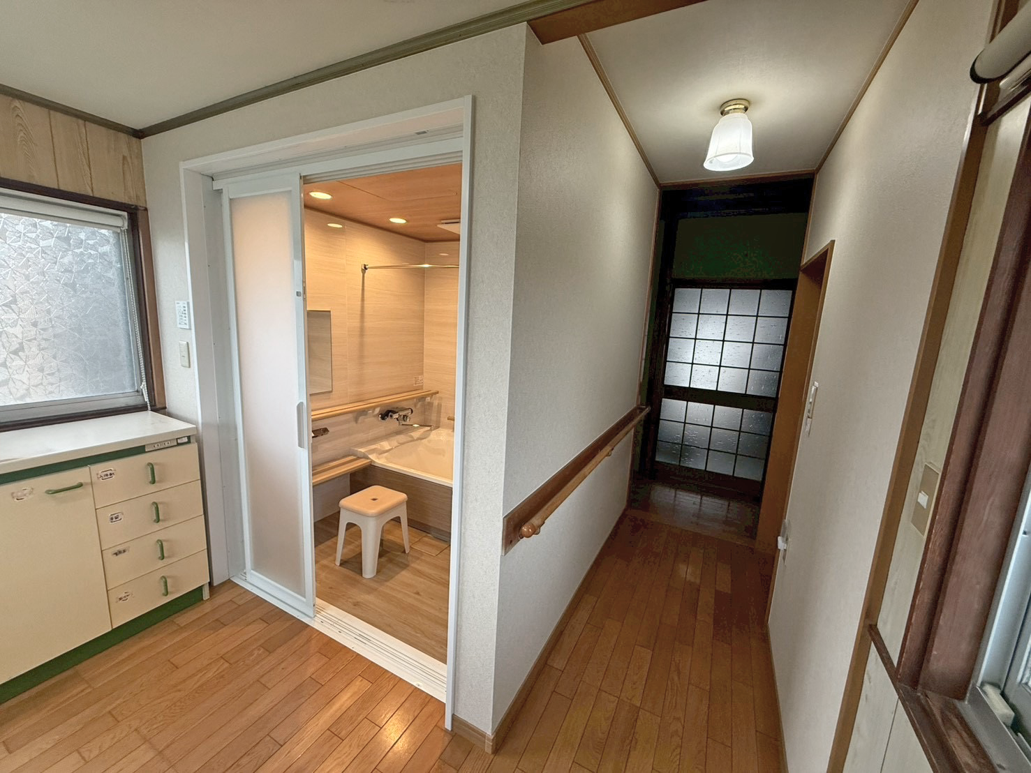 画像4：浴室・廊下の壁紙貼り替えリフォーム　伊予市N様邸