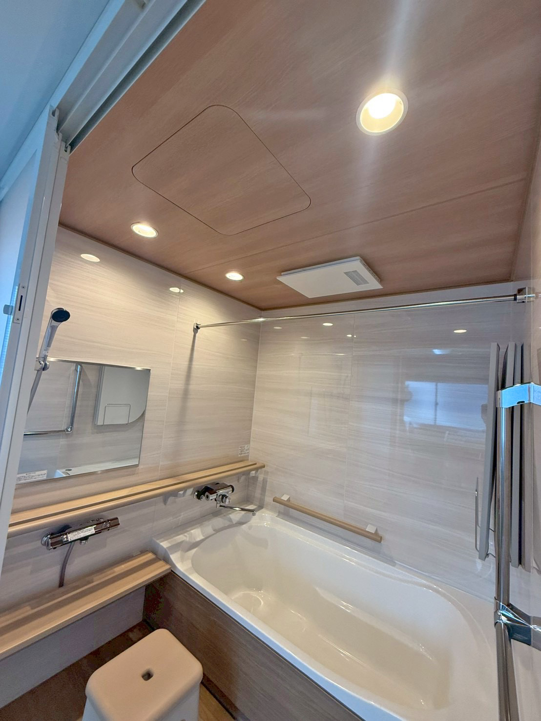 画像2：浴室・廊下の壁紙貼り替えリフォーム　伊予市N様邸